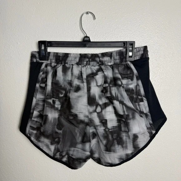 Under Armour Womens HeatGear Running Shorts Medium Black Grey Abstract - Picture 4 of 8
